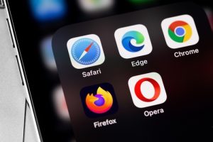 Google Chrome, Microsoft Edge, Firefox, Opera, Safari apps popular browsers on the screen iPhone